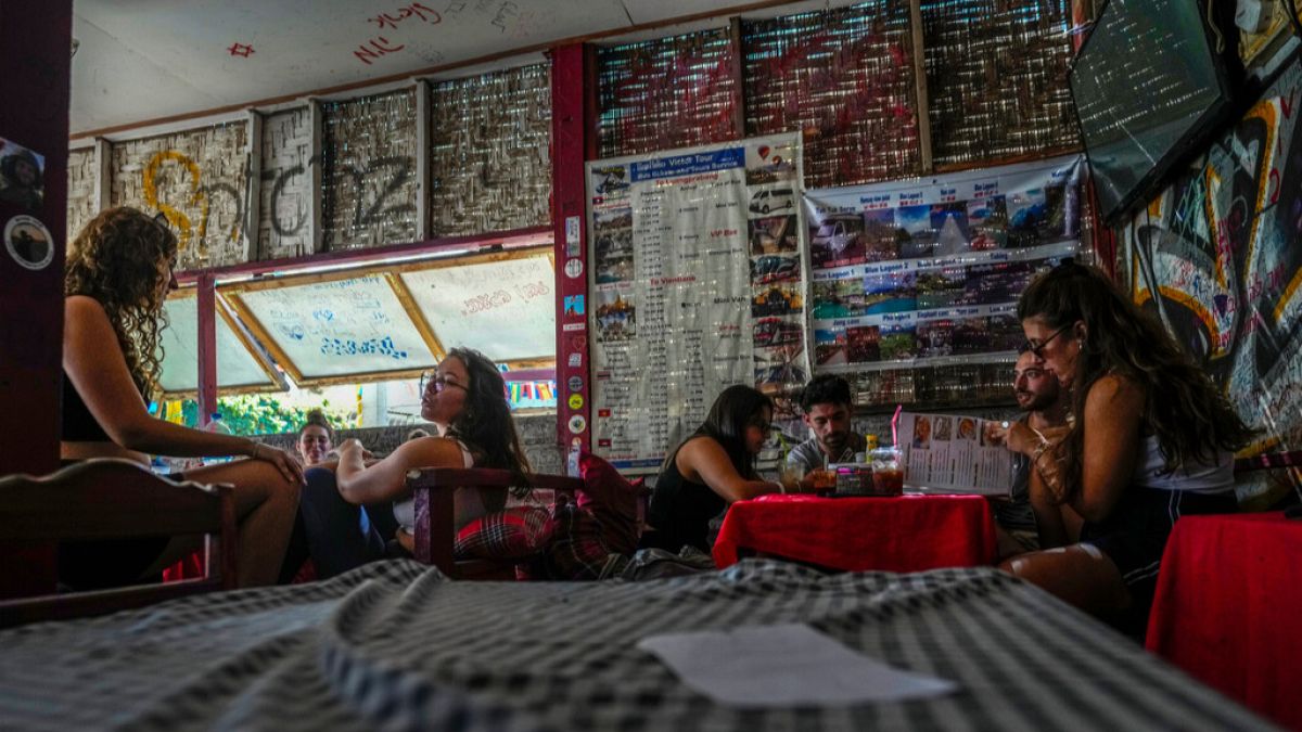 Tragédia em Vang Vieng: Oito funcionários de albergue detidos por mortes suspeitas