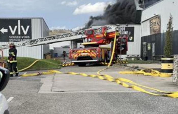 Incendie majeur à Anse : 5.400 m² touchés et plusieurs entreprises évacuées