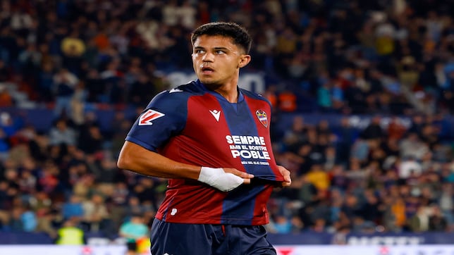 Intenso duelo entre Levante y Málaga en LaLiga Hypermotion